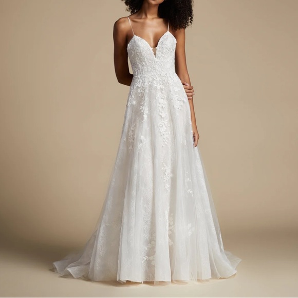 NWOT Romantic a-line Wedding dress unaltered - Picture 4 of 8